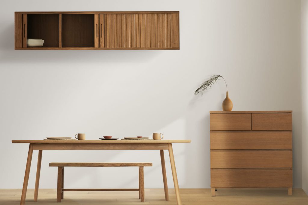 Comedor minimalista con mobiliario de madera y decoración sencilla.